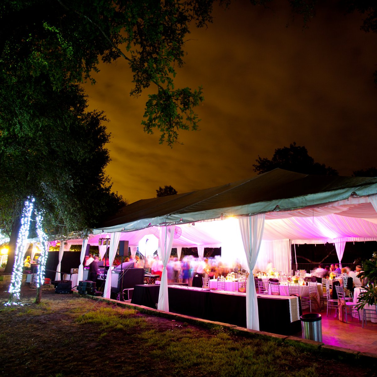 HummingbirdATX's tweet image. Our space comes with seating for 200 with elegant silver Chiavari chairs, white ceremony chairs, and our enchanting garden setting.