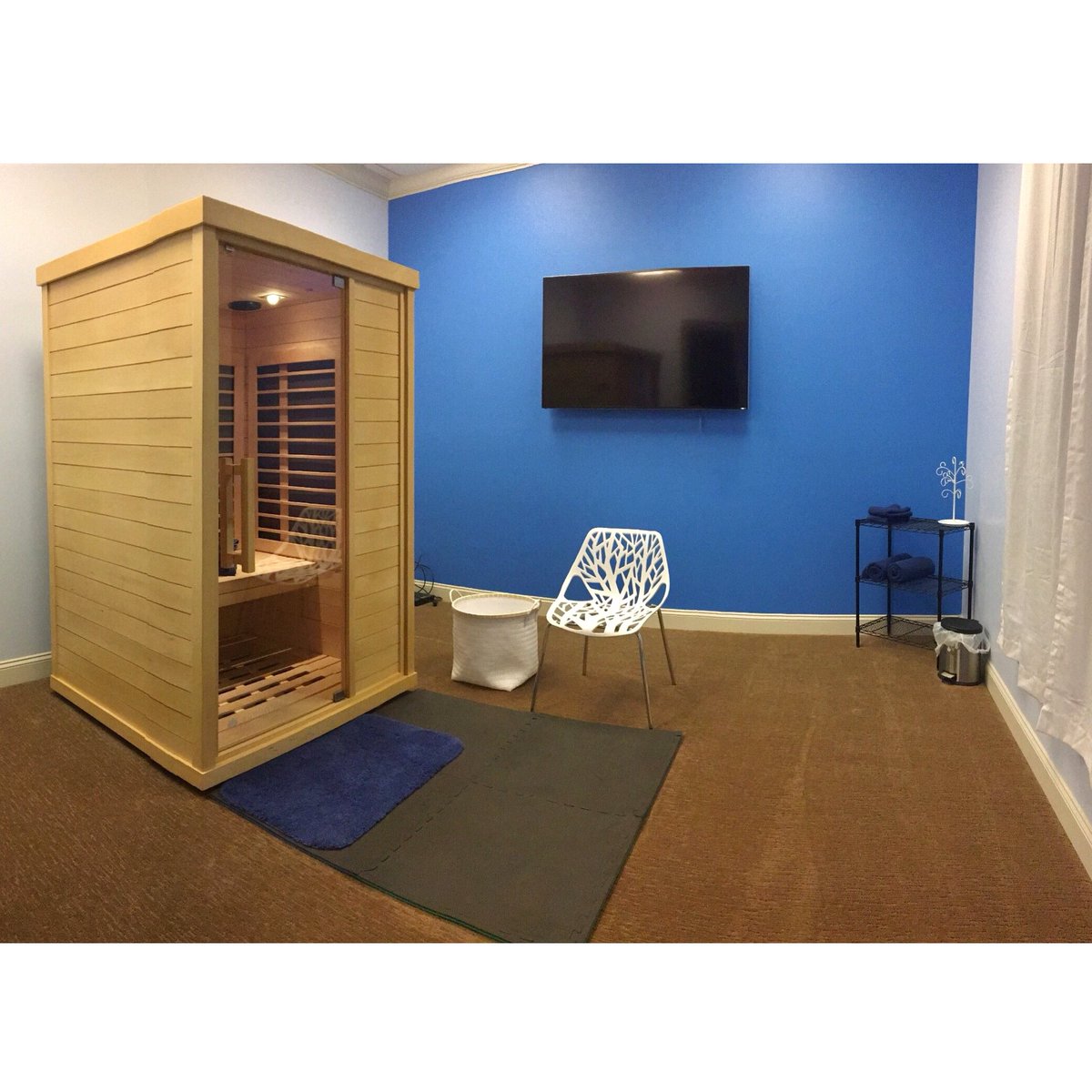 CryoKansas's tweet photo. Sweat the day away in our infrared sauna! https://t.co/hkbEY4Xp3D