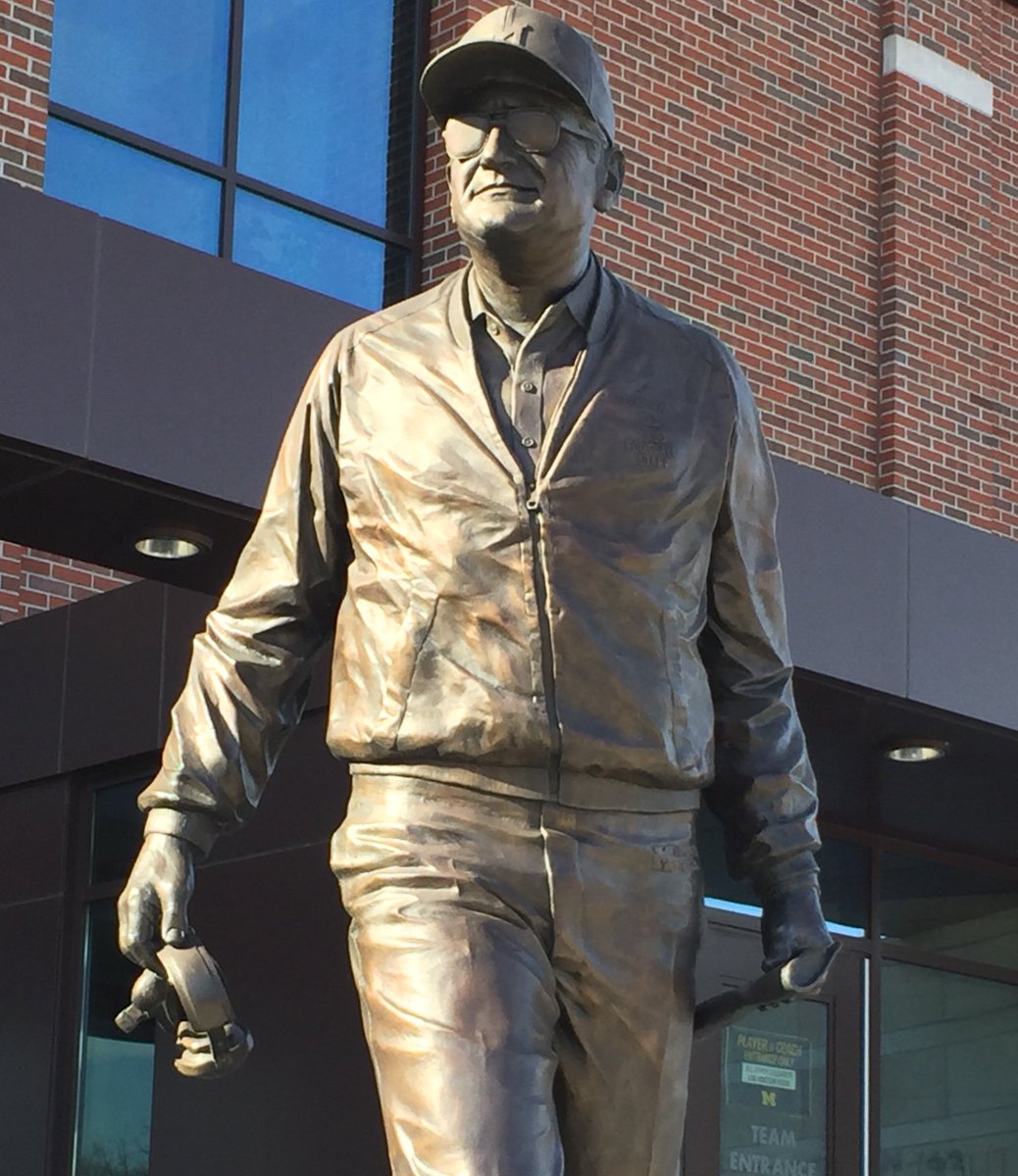 MomKnowsAutos's tweet photo. He “knows.” @umichbball #Elite8 #GoBlue https://t.co/zmGvRj210m