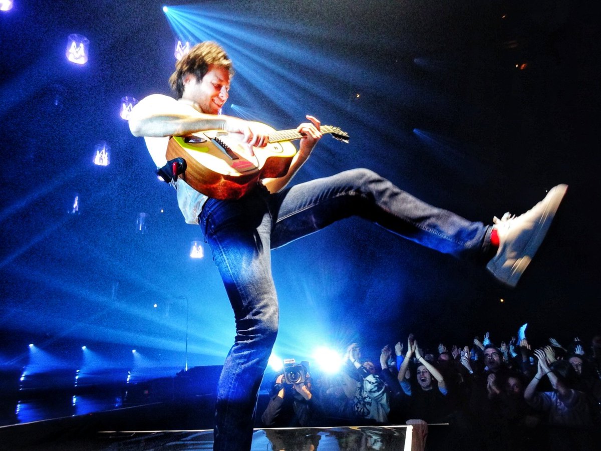 SoyonsLaRuche's tweet photo. 🌞🎶 On n'a peut être pas eu un circle pit à la @TWIT4SHKPNK mais on a eu le droit à un beau jeu de jambe à la @VianneyMusique ���🙈❤
#ChaussettesRouges https://t.co/V4LjvmNS0F