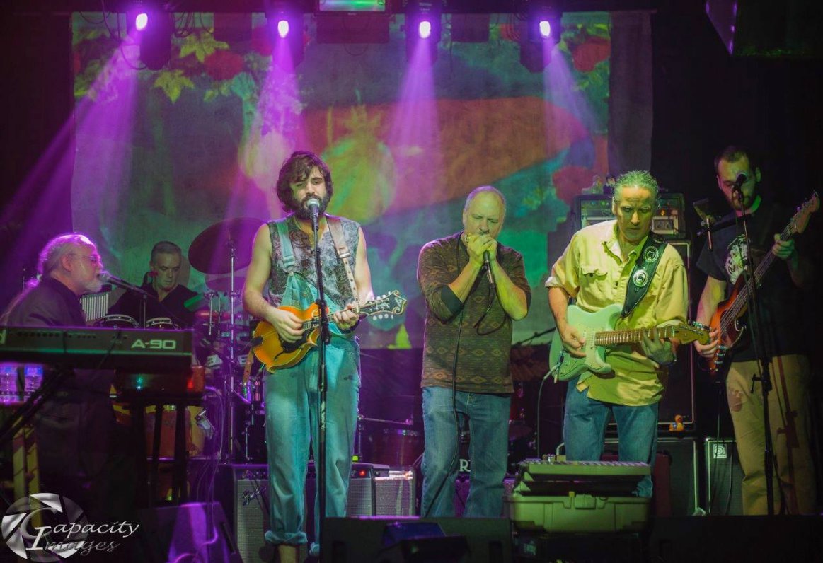CEGPresents's tweet photo. Creamery Station a soulful, bluesy, roots jam band makes their return to NYC at @ArlenesGrocery Wednesday, April 4 joined by @NerdSalad &amp;  @rtorocks  Tickets available here>>https://t.co/KWDAk82GZQ Photo by @CapacityImages  #cegpresents #creamerystation #nerdsalad #roadstooceans https://t.co/klUikKWwcE