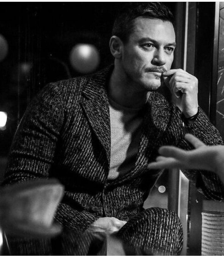 randomfangirllx's tweet photo. Wishing all you luketeers a happy weekend' ♥️ (credits to the owner). @arociorl @FerramachoR @bryndll @katia221190 @LukeEvansEspana @FauziaBebo @LukeEvansSinger @1nOnlyRina @mizzlizzieo @sanja_zivic @iamlukeevansfan https://t.co/sxJhqddHRw