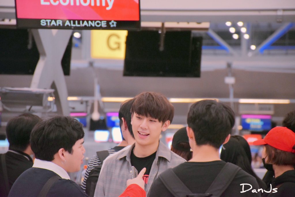 DanJs_w's tweet photo. อุ๋งของเรา ซึงฮยอนเดินทางปลอดภัยน่า. ~~💕💕💕 #InceptionTH #HyeongseopXEuiwoonginBKK https://t.co/LbwecEWxjM
