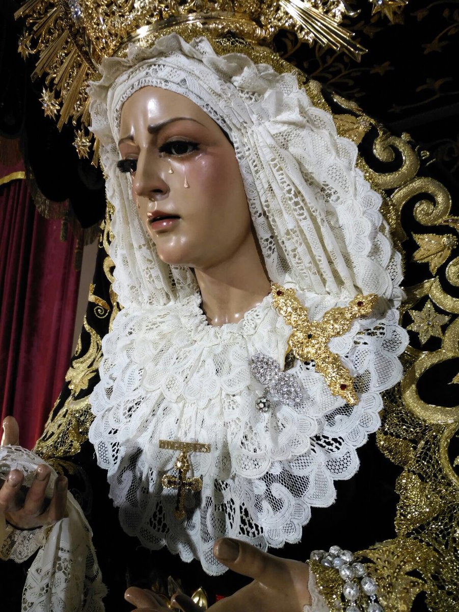 María Santísima de los Dolores ya se encuentra en su paso de palio ataviada para un nuevo Viernes Santo. Gracias <a href="/paquili1/">Paquili</a>