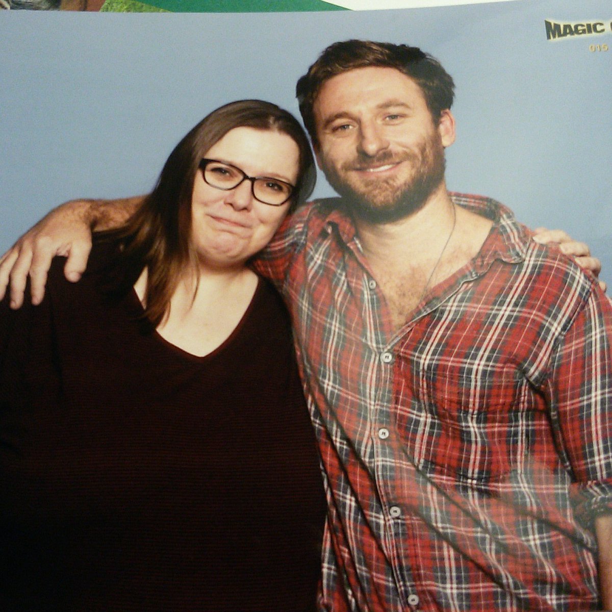 i asked Dean at the autographs(he wore a grey T) if there was a chance he cld wear that red checked shirt at the photo laterz. He was like, you like it? sure I'll do. He kept his promise. Being THAT near to his furry chest made me loose control over my facial expressions 😜😍🙈