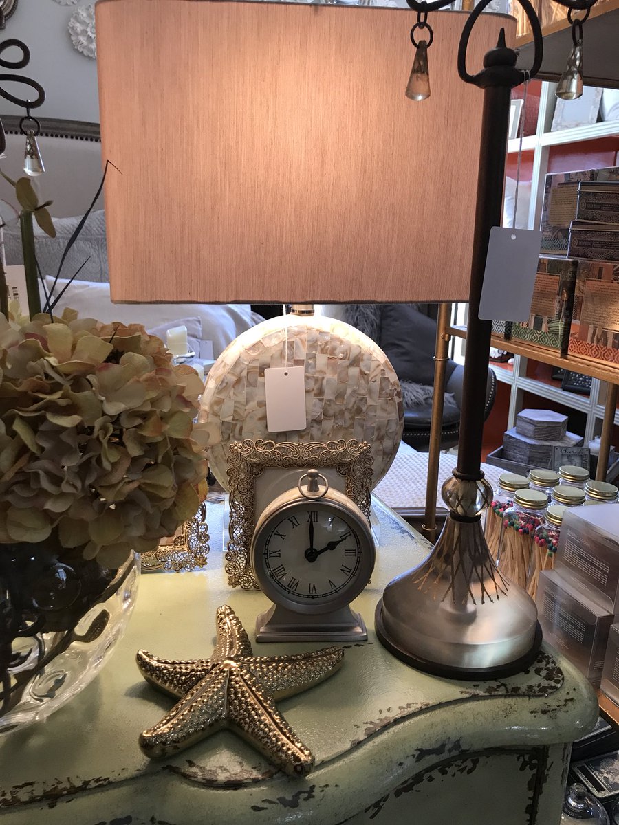 hv_interiors's tweet photo. I love the color contrast https://t.co/TD09ePqvM9