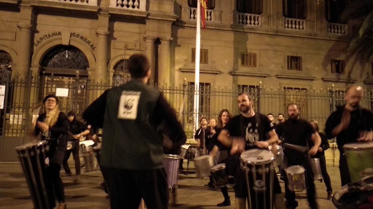 #HoradelPlaneta 
<a href="/SambaDaPraca/">Samba da Praça</a> actuando en la Plaza Aragón, es la Hora del Planeta!