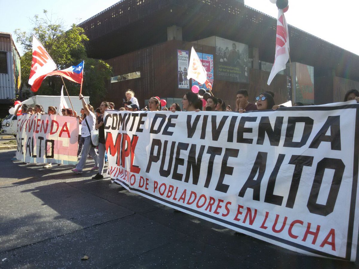 PiensaPrensa's tweet photo. UKAMAU organización que agrupa a pobladores, trabajadores y estudiantes (por el derecho a la vivienda). Continúan marchando por Alameda al ritmo de  batucadas, banderas y mucha alegría https://t.co/56h7huRjdR