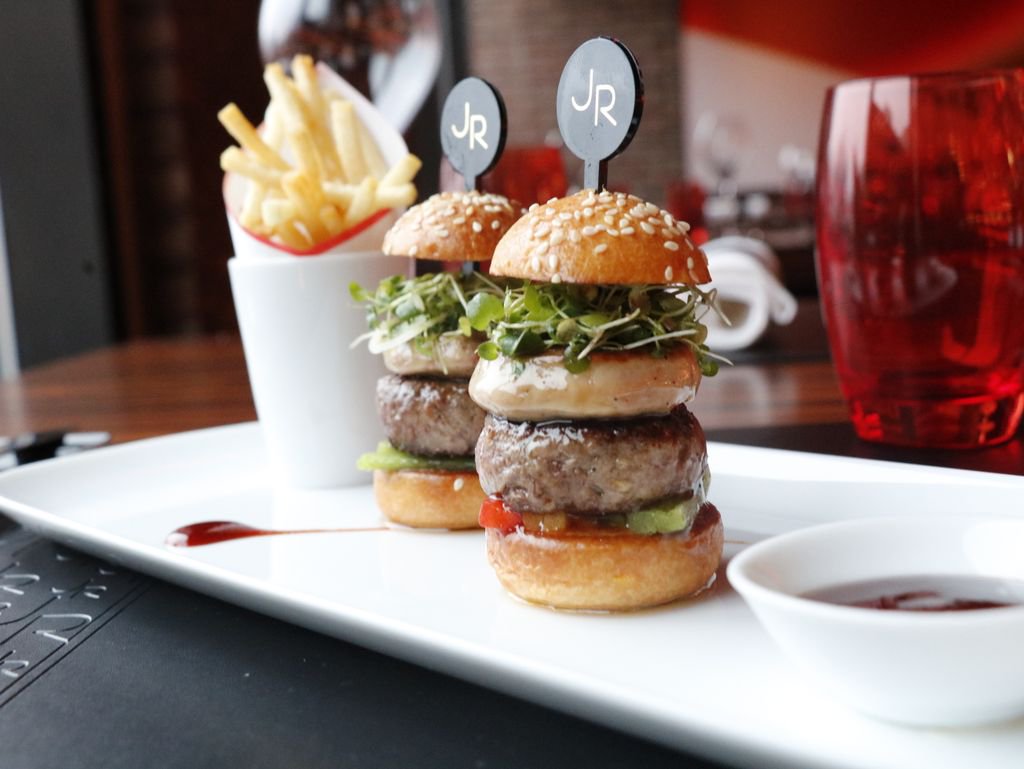 “LE BURGER” Beef and foie gras #burgers with multi-color peppers from L’ATELIER de Joël Robuchon. (@joelrobuchonusa)
