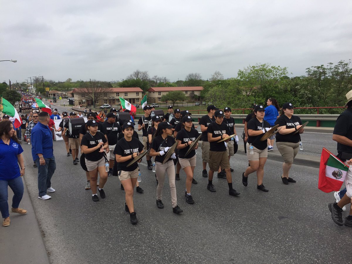 LHSVoks's tweet photo. VOKS Blue Strong at the Cesar Chavez March! https://t.co/hnX2s5Y8Rw