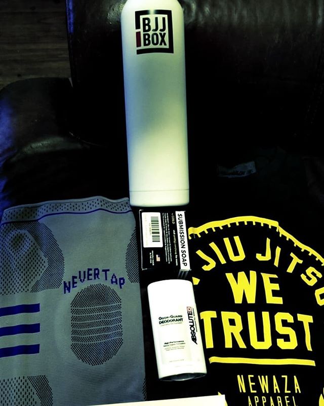 GoldBJJ's tweet photo. Thanks J.A.S🐼 for using our Submission Soap in daily training!
Amazing box to start 2018!!
#bjjlifestyle #thebjjbox  #BJJ #bjjlife #newazaapparel #jiujitsu #jiujitsulifestyle #mma 📷: @panda.jitsu https://t.co/gmNiN04T7t