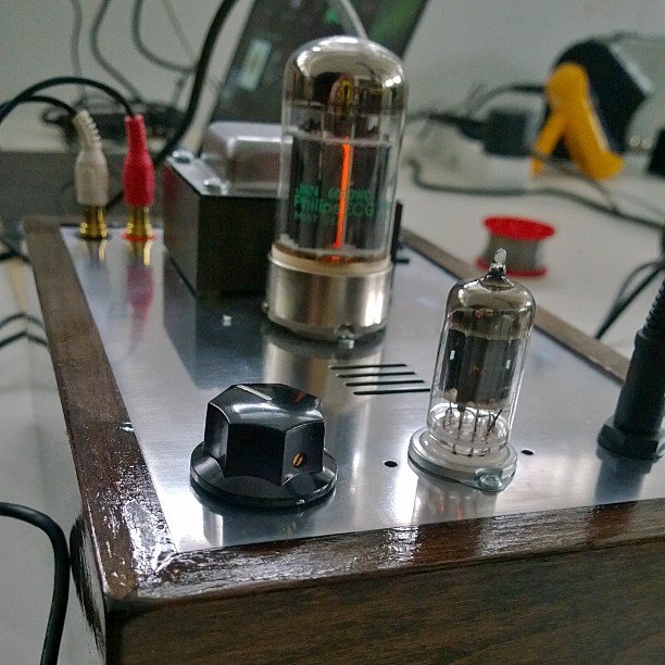 Tubeamp construction finished! #amp #hacking #tubeamp #bottleheadcrack #hacklab #mikkeli #makerspace #diy #earphoneamp #earphones #hipster #maker #builder #saturdaybuild #hacking #makers #speaker #hifi #sound #tech #buildityourself #build #vintage #hacklabmikkeli #finland #suomi