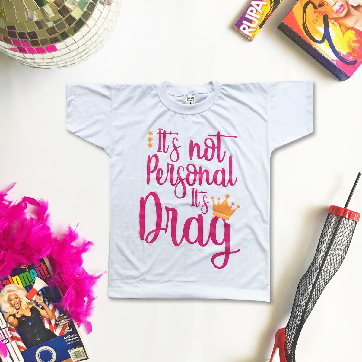DRAGtastic_peru's tweet photo. ¡NUEVO DISEÑO! 🎉
"It's not personal, it's Drag" 💅
List@ para volver a ver a esta fabulosa Queen? 👑
Because Alyssa Edwards is back, back, back again! 💖
Haz tu pedido ya! 🏃♂️🏃♀️
#DRAGtastic #ItsTimeToBeDRAGtastic https://t.co/uUOskdXpqO