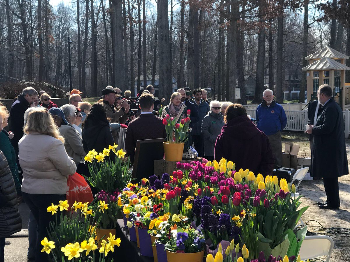 NLintheUSA's tweet photo. Flowers, green roofs, lettuce, cider: the Netherlands Market is in full swing in Lake of the Woods, Orange County, where Dutch-American businesses present their products. #NLinOrangeVA #Virginia https://t.co/E0sPtHNakj