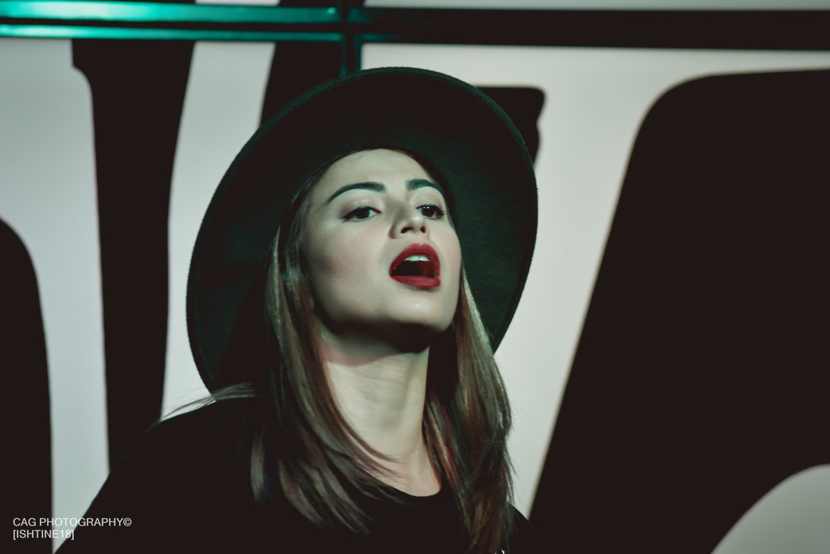 ishtine18's tweet photo. "You got that James Dean daydream look in your eye
And I got that red lip, classic thing that you like" @glaizaredux
#ByRequest004 #GirlPowah #ContessaGlaizaOnCB
#Walanamankonekyungkantamayredliplangkasesalyricshshshdjk https://t.co/5lG7EQZQ5x