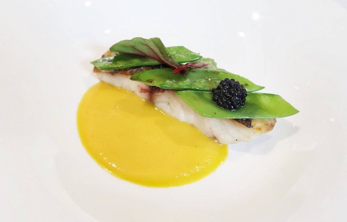 Corvina asada con gazpachuelo de calabaza y emulsionado en #AOVE 😍 #Frantoio <a href="/Pedhervas/">Pedro Hervás</a> <a href="/Alicun_rest/">Alicún Restaurante</a> <a href="/GastroUbeda/">Gastro Renacimiento</a> <a href="/PalaciodeUbeda/">Hotel Palacio de Úbeda 5GL</a>