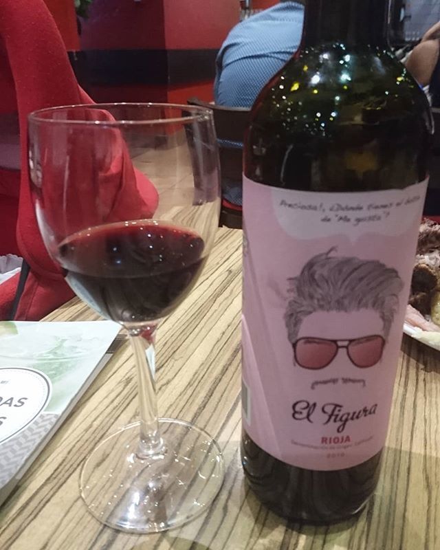 bonrotllo's tweet photo. Hoy catamos este vino tinto de @7_pasos de @riojawine_es, es El Figura 2015, un vino joven elaborado con tempranillo y garnacha, esta es nuestra ficha de cata:
Vista: cerca picota, reflejos violetas.
Nariz: lácticos, fruta negra y roja.
Boca: entrada fre… https://t.co/Wl1Cf2dkpj https://t.co/OeEfXPkkLN