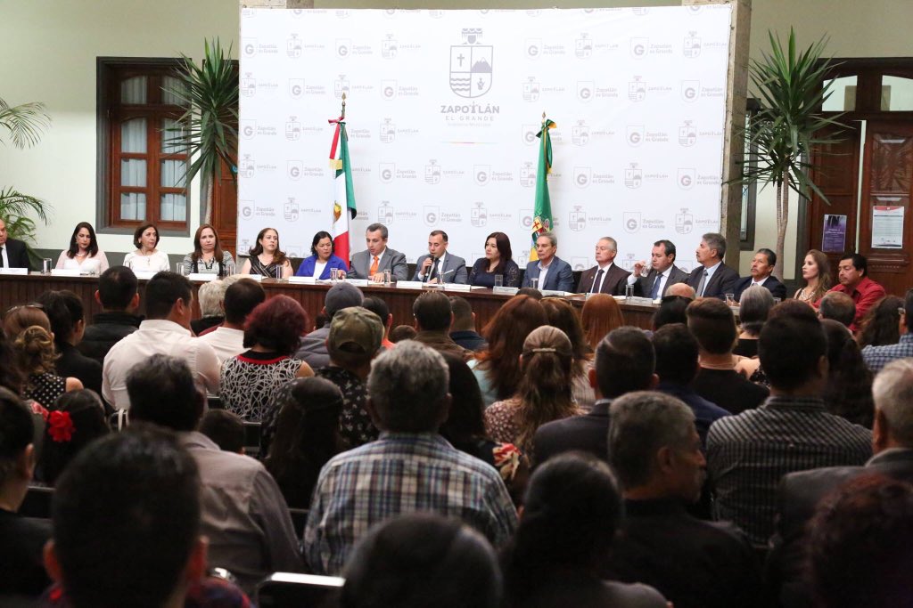 PepeGuerreroZu's tweet photo. En estos 2 años y 6 meses Zapotlán ha tenido una transformación para convertirse en una de las mejores ciudades media del país, gracias al gran trabajo de mi gran amigo @AlbertoEsquerG , una persona que ha demostrado que con buena voluntad se puede lograr un cambio de fondo. https://t.co/z7Jz1kgBct