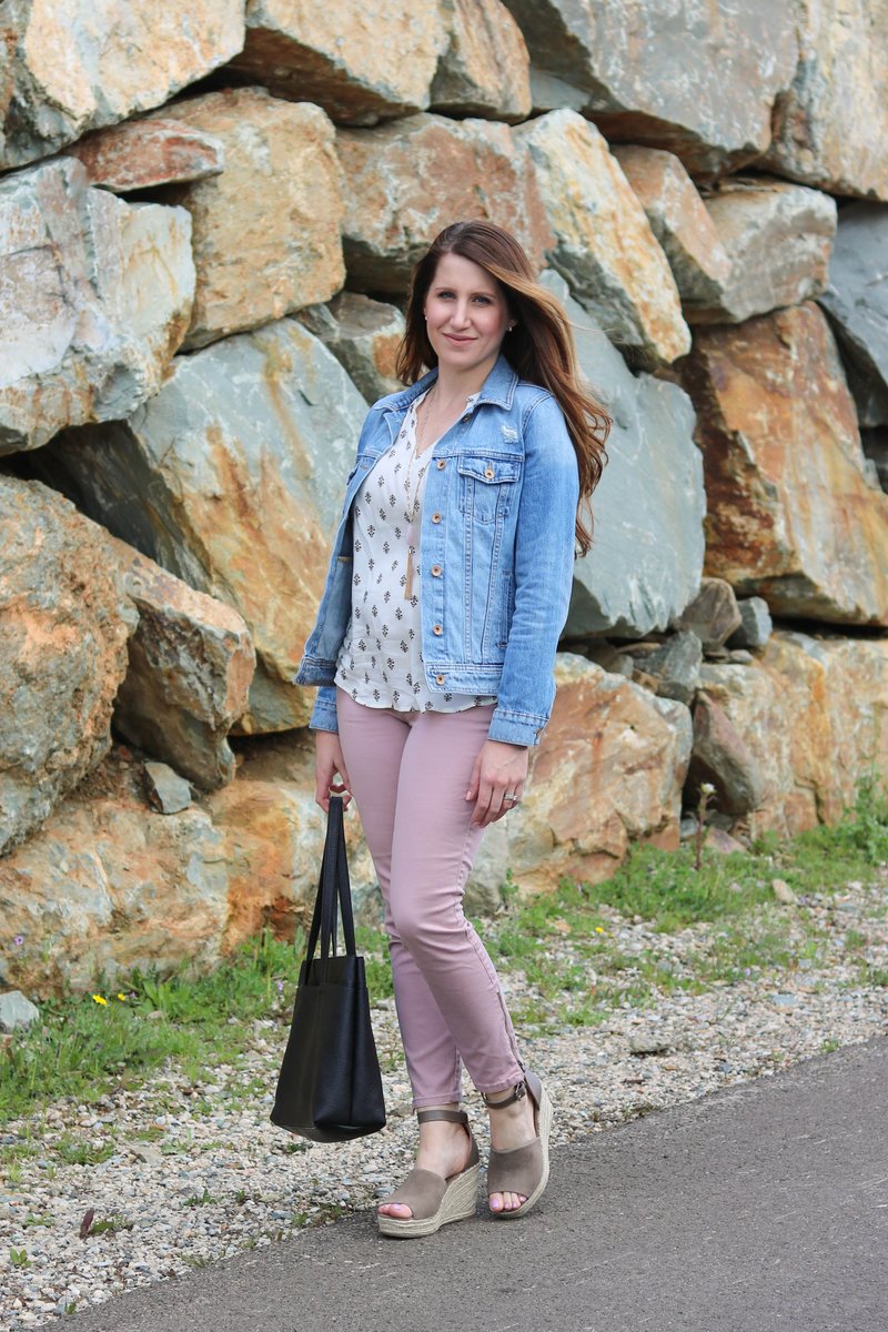 JessKnowsChic's tweet photo. Distressed Denim Jacket #denim #distressed #ootd https://t.co/trzhXioB6d https://t.co/VWErqv48F6