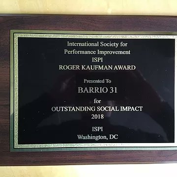 Enorme orgullo que el Barrio haya recibido este reconocimiento.  <a href="/elementosarg/">Elementos Argentinos Alfombras</a>  <a href="/ISPI1962/">ISPI</a>  <a href="/EmbajadaEEUUarg/">Embajada de EEUU en Argentina</a> Gran trabajo de <a href="/BA_Integracion/">BA Integración</a>