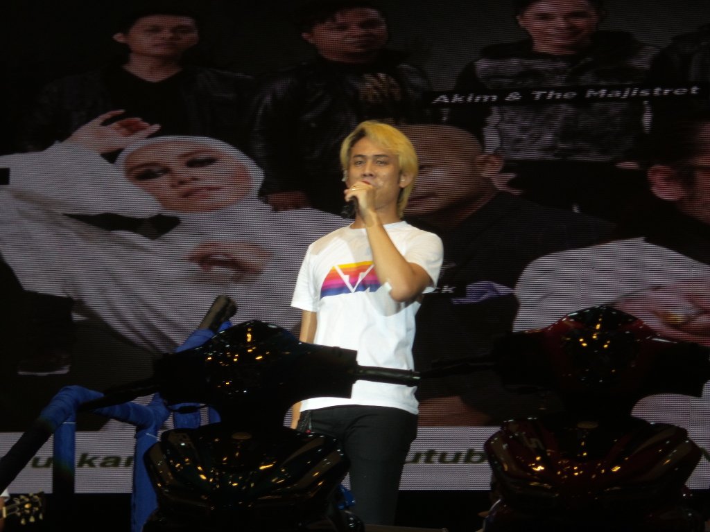 hyunmeera's tweet photo. yang dua terawal mmg trend menari cam tu ek @AkimAhmad hahahaha.  lagu maintain padu.  phewww #mbw2018 #Stereotype @akim_majistret 😂😂 https://t.co/tJNYzpvUdw