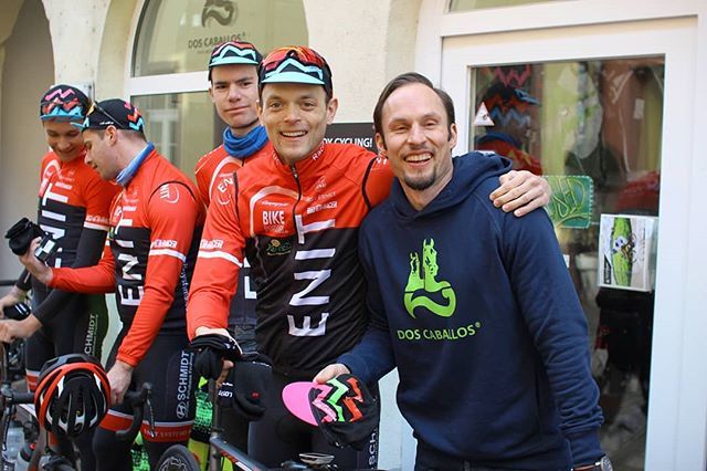 ENITRacingTeam's tweet photo. Vielen Dank an @doscaballosbikewear für den tollen Support mit #cyclingcap und #cyclingsocks für's Team! .
.
.
.
.
#DosCaballos #sockdoping #Freiburg #cyclingapparel #cyclingkit #cappies #springiscomming #Frühlingsgefühle https://t.co/vAV1Piia73 https://t.co/Gk7Y2jRk6k