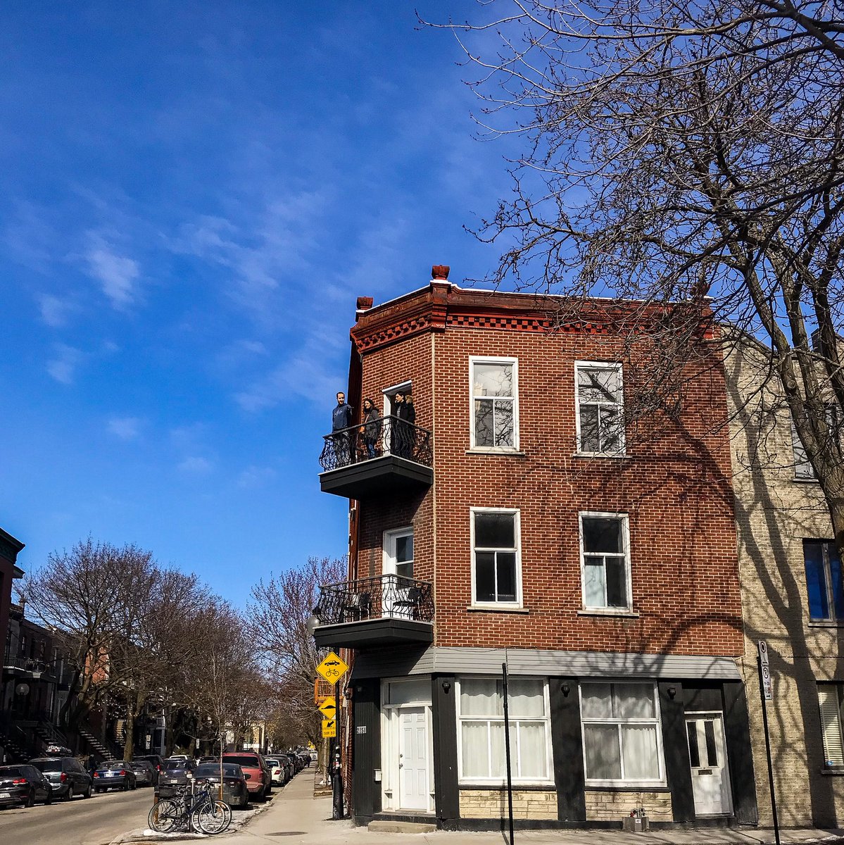 Les_Caribous's tweet photo. Depuis une semaine, la météo nous gâte avec de grands ciels bleus! Le #printemps n’est vraiment pas loin @Montreal ! #spring #SaturdayMorning #PVTCanada https://t.co/TglJYy3wLW