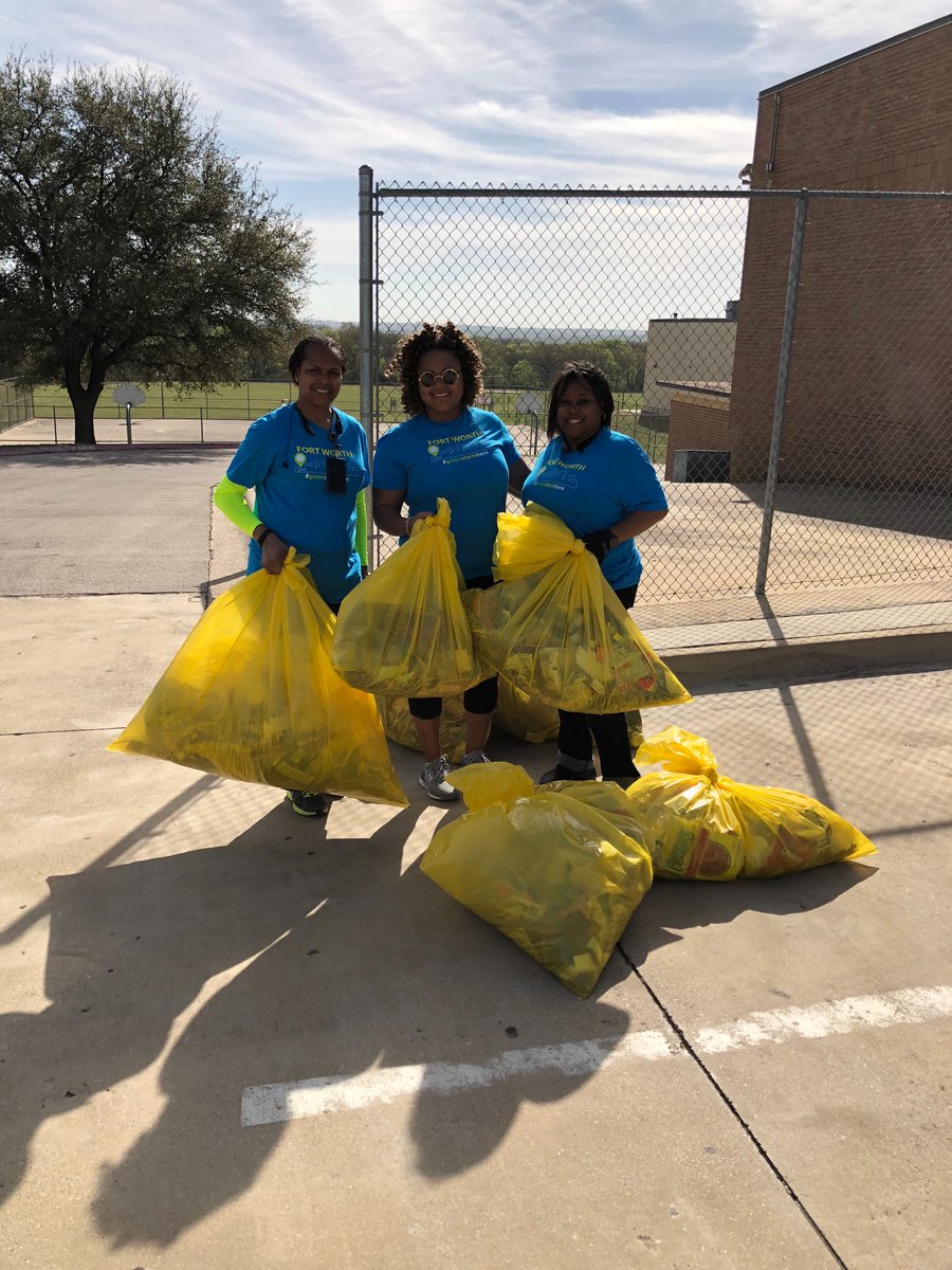 CoxumCounselor's tweet photo. Just completed the Cowtown Great American Cleanup with Handley Hounds Green Team. We got it done, in two hours. More photos to come. #alladministrators #7bags #yv4c #fwisd #parentliaison #counselingclerkwithfamily #admindaughter #wedowhatwecaninthecslgofc@hms https://t.co/vkN8UoHpja