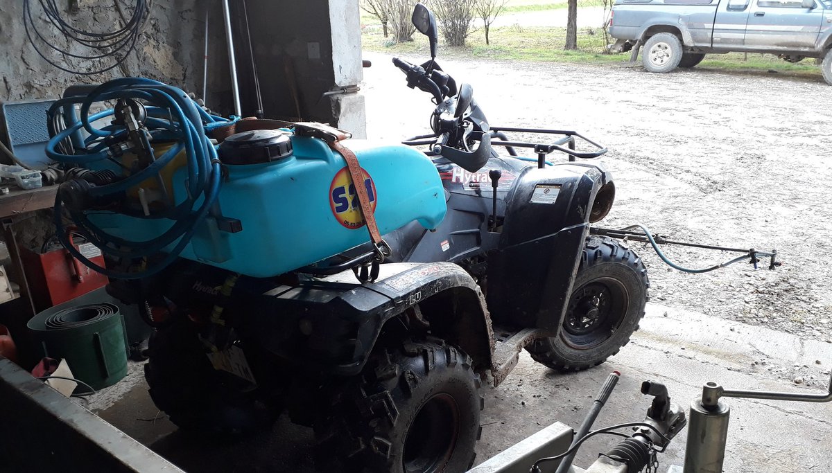 PascalNerbesson's tweet photo. Bon...après avoir évité la plantade et comme ça semble pas vouloir sécher...on sort le plan B pour désherber les jeunes vignes où l'enherbement du rang n'est pas encore bien installé #Quad #Hitrack  #Vigne #Vignoble https://t.co/PGSuwtB5Zp