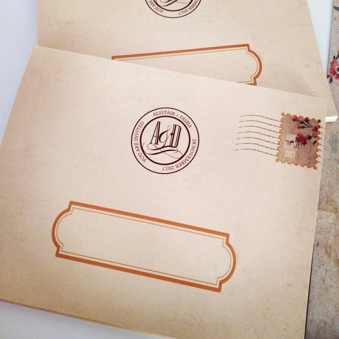 Thehandmdeco's tweet photo. Stamp monogram looking so chic on this rustic gold textured envelope.
#rustic #envelope #weddingmonogram  #weddings #dubaiweddings #indianweddings #weddinginvitations #invitations  #dubaiinvitations #abudhabiblogger @wedmegood @weddingsutra @weddingplz #thehandmadeco #instabride https://t.co/dQ6F6Byc7E