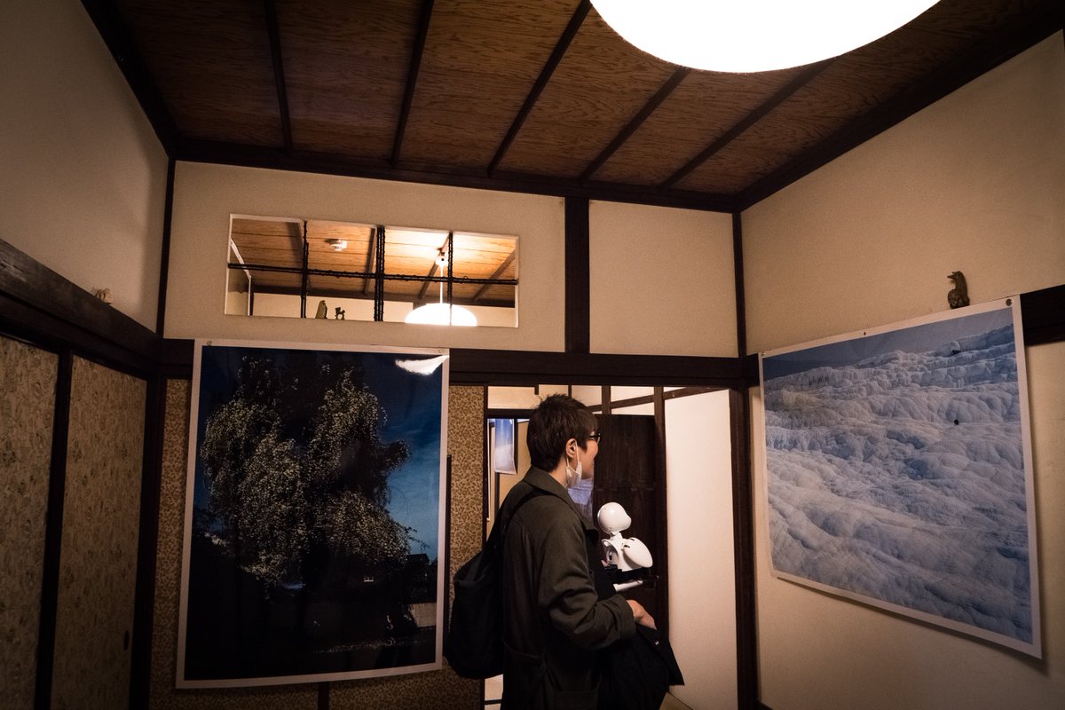 ishizukamakoto_'s tweet photo. #齋藤陽道 さんの写真展　#神話 (2年目)にお邪魔してきた。ロボットのオリヒメを通して、神戸にいるタケヒロと会話をする陽道さんとお子さんのいつき。新しいコミュニケーションの形!ロボットが代わりに手話してくれたら、言うことなしだな♬写真素敵すぎ@saitoharumichi @Takeru_FTX @junjunko0612 https://t.co/pUyShgzKce