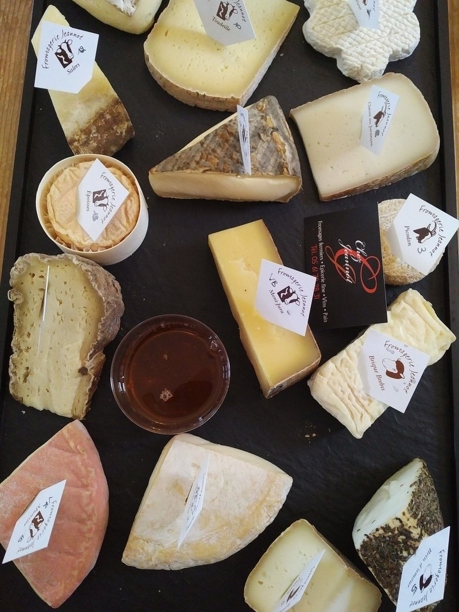 TlsWalksPenny's tweet photo. Saturday evening feast! #chezjeannot @vins_Pellehaut https://t.co/ab3owJHeyA