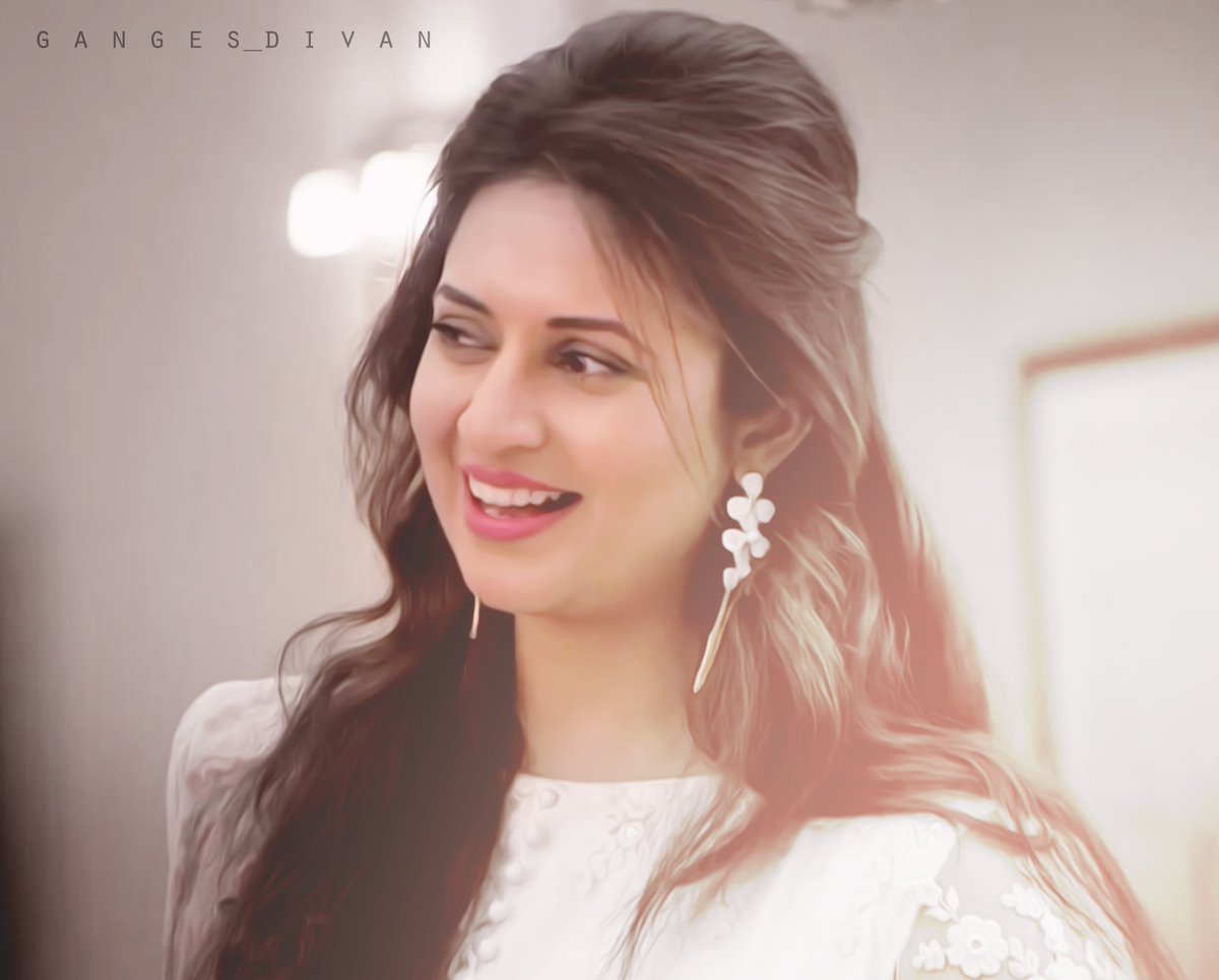 Smiles captured 😍
I usually love her smile, but what I love the most is when she smiles and her eyes are teary ❤ It depicts a lot and screams how such a talented actress she is 😍

<a href="/Divyanka_T/">Divyanka T Dahiya</a> 

#Ishita #YHM