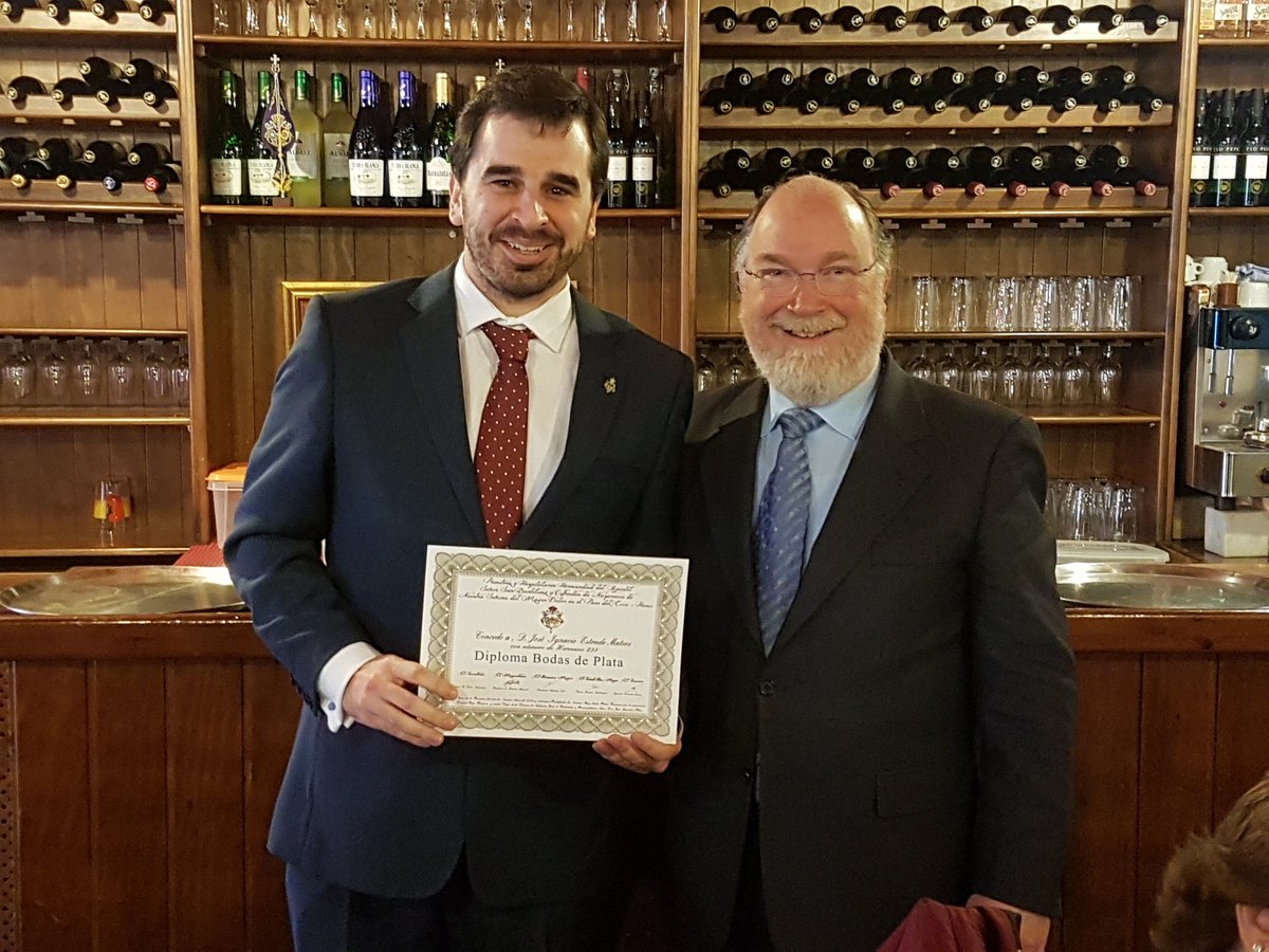 HdadMayorDolor's tweet photo. Nuestra Hermandad reconoce a nuestros hermanos en su aniversario de 50 y 25 años haciendo entrega de diploma y obsequio conmemorativo por su antigüedad en oro y plata https://t.co/J1OzexyoK1