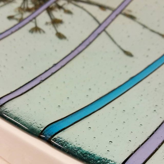 NSingerGlass's tweet photo. A little peek in the kiln.
#glass #fusedglassart #fusedglass #krowji #kilnlife https://t.co/nVXyYxfBf7