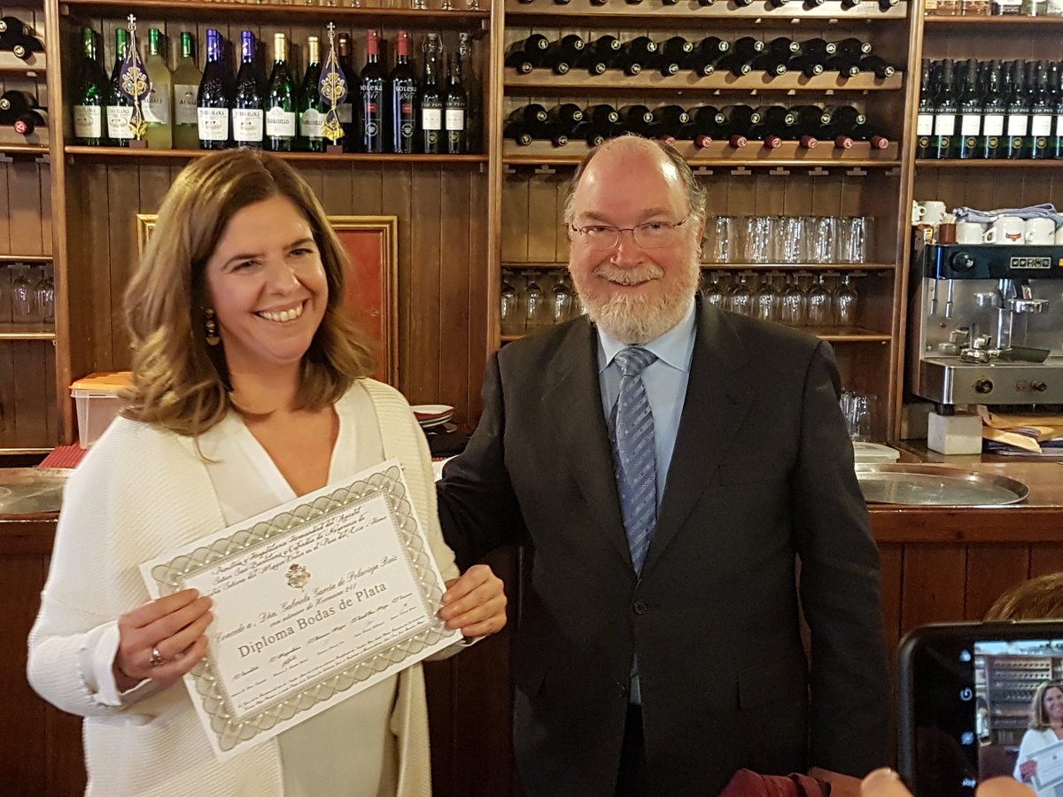 HdadMayorDolor's tweet photo. Nuestra Hermandad reconoce a nuestros hermanos en su aniversario de 50 y 25 años haciendo entrega de diploma y obsequio conmemorativo por su antigüedad en oro y plata https://t.co/J1OzexyoK1