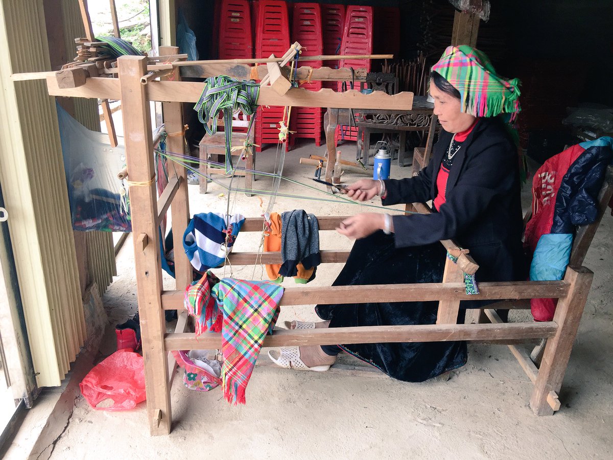 haviet02's tweet photo. Thai #ethnic #minority #woman is #waeving @ home in Cao Pha, #Mucangchai, #Yenbai, #vietnam. https://t.co/zh8b53rBIi
