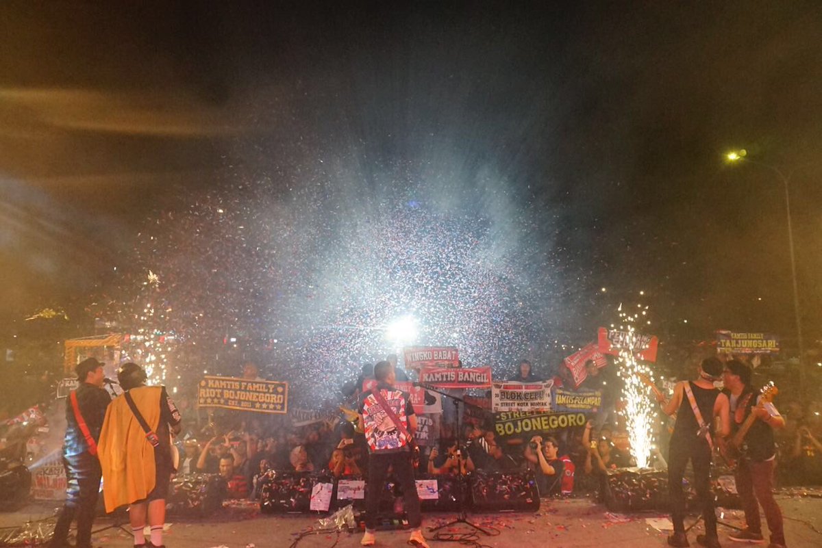 TheRainBand's tweet photo. Surabaya! https://t.co/X7NVACjTNI