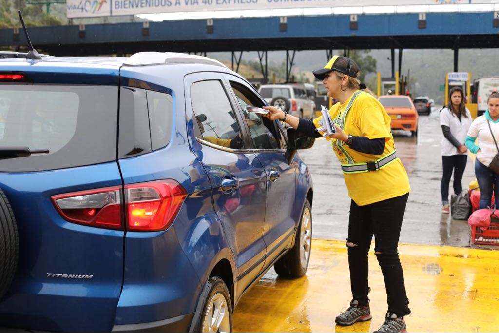 Desde <a href="/SectorMovilidad/">Movilidad Bogotá</a> se ha  dispuesto personal de apoyo en todas las salidas del #Departamento, para atender las necesidades de los 2 millones 600 mil vehículos que saldrán, a disfrutar del festivo más largo del año en la #SemanaSantaSegura2018 #ElChachoDeLaVía