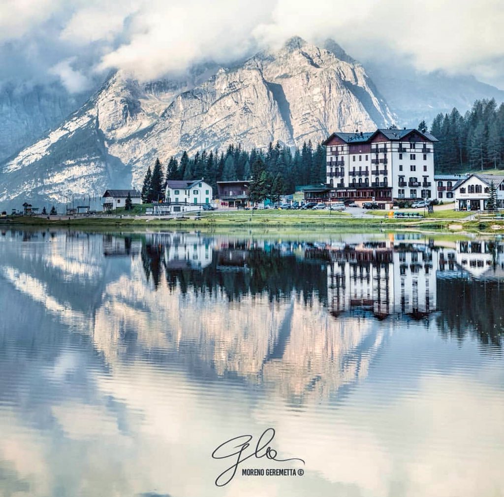 📍Una fotografia incantevole del #LagoDiMisurina ad Auronzo di Cadore (BL).
Le luci magiche sul paesaggio che si specchia nelle acque del lago, rendono tutto simile ad un bellissimo dipinto. 
Questo è il lago naturale più grande del #Cadore.

📷 foto: <a href="/morenogeremetta/">Moreno Geremetta</a>