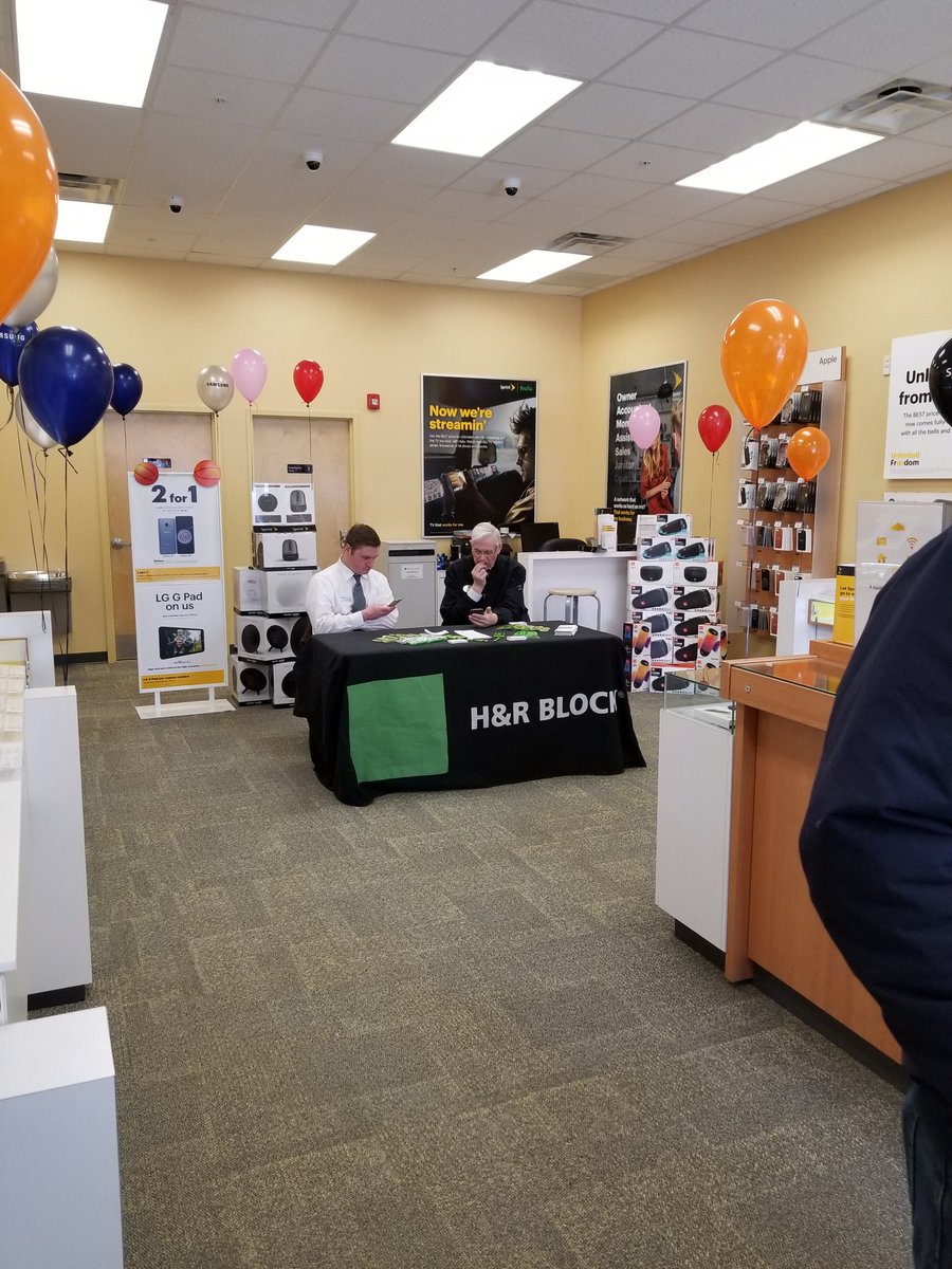 HR Block in the House here in our Seabrook NH location. <a href="/DannyIsho/">Danny Isho</a> <a href="/SPG_EGALLANT/">Ernie Gallant</a> <a href="/christiansprint/">Christian Rowland</a> <a href="/sprintseabrook/">Sprint Seabrook</a> <a href="/ExpertsChoice/">UCR Sprint</a>