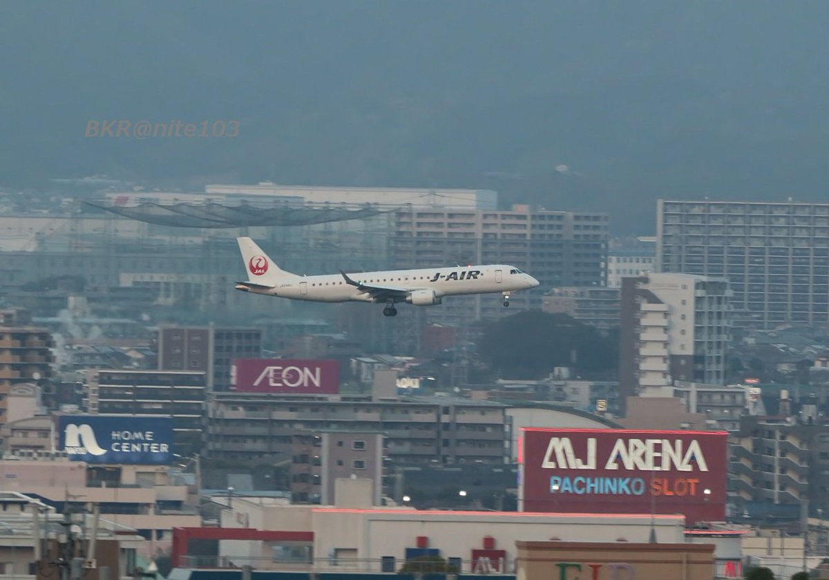 ট ইট র Bkr 福岡に行ったついでに街中から 久しぶりの飛行機撮影 ちょっと遠かったけど あこがれの台湾松山空港 風に撮れたかなぁ 流石街中にある空港です 福岡空港