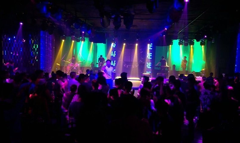 AppArenaBkk's tweet photo. ความสนุกความมันส์เริ่มแล้วโชว์สเต็ปให้เต็มที่กับวง "Noisy Sure"
Updateตอนนี้ลูกค้าเยอะแล้วแต่ยังพอมี #โต๊ะว่าง อยู่บ้าง #รีบมา ตอนนี้ยังทัน นะค๊าฟ...
   
#apppub #apparena #appmodel #apparenabkk #apparenarama9 #gay #gaybangkok #pub #model #pubgay #rama9 https://t.co/zxu3M6BxuG