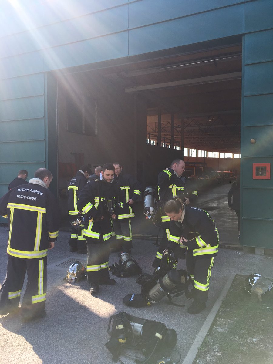 Judw1074's tweet photo. Les pompiers de #Bonneville ne se résignent pas et restent mobilisés et passionnés ! 👏🚒👨‍🚒🤨 Bon rétablissement à nos collègues touchés ce week-end #TouchePasAMonPompier @SDIS_74 https://t.co/rmjWXHFO15