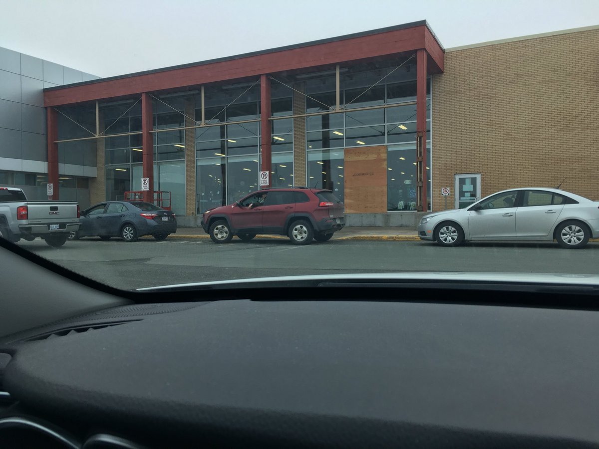NLtrafficStats's tweet photo. Criminally lazy #nltraffic drivers this hour (and every hour) at a grocery store near you. #nlparkingwars #justaminute https://t.co/uwaLOWoA11