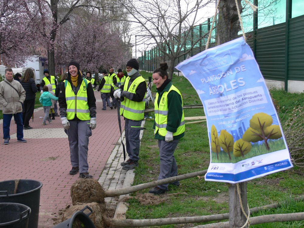 InfoBarajas21's tweet photo. MEDIO AMBIENTE - #BarrioAeropuerto también celebra el Día Internaional de los Bosques https://t.co/T9tBPHp7QG
@PlenaMadrid @Plenainclusion 
@AeroParticipa @MedioMesa https://t.co/3tyFUypZlH