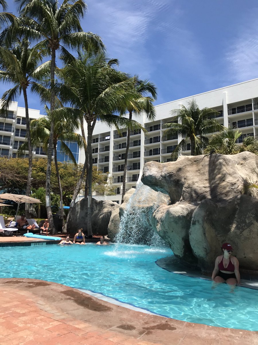 TravelUnpack's tweet photo. Unfortunately the last day on the island, so hangin at the pool with a drink in hand.  #onehappyisland #aruba #doesithavetoend https://t.co/gWA1f7WfQV