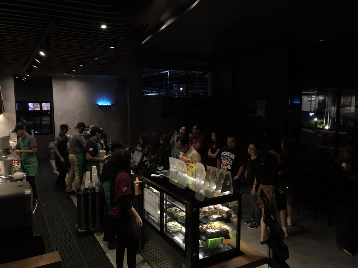 FitreeMaliQue's tweet photo. Starbucks Amanjaya Drive Thru Sg Petani also supporting the Earth Hour. @StarbucksMY #connected2Earth. ❤️ https://t.co/ikBzF1uIAp