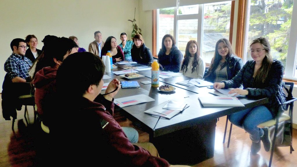 MagallanesBBNN's tweet photo. Esta mañana nuestra seremi @FranRojasPhi dio la bienvenida a la renovada generación de estudiantes de la Escuela de Temas Territoriales de nuestra cartera y la @umagallanes. Porque #ChileLoHacemosTodos @Felipeward @MinisterioBBNN https://t.co/GKzg7jKr4I