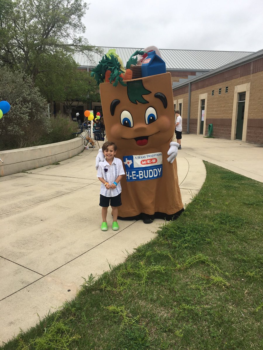 MayCounselors's tweet photo. Couldn’t be having more fun that at the roadrunner romp!! #mayinspired @MayPrincipal @mayelempta https://t.co/fkL7T9qT5L